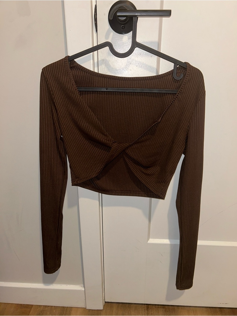Women's Twist-Front Ribbed Long-Sleeve Crop Top - Brown